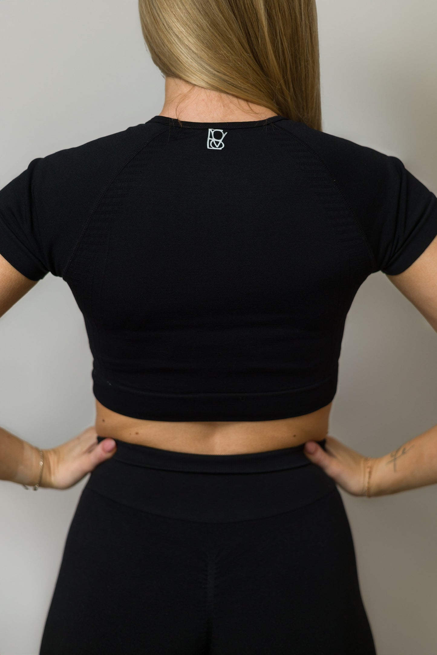 Power Seamless Cropped Tee- Blackout